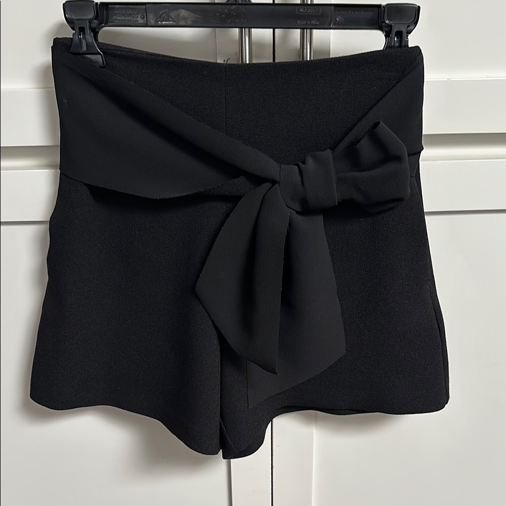 Chic Black Bow-Tie Shorts